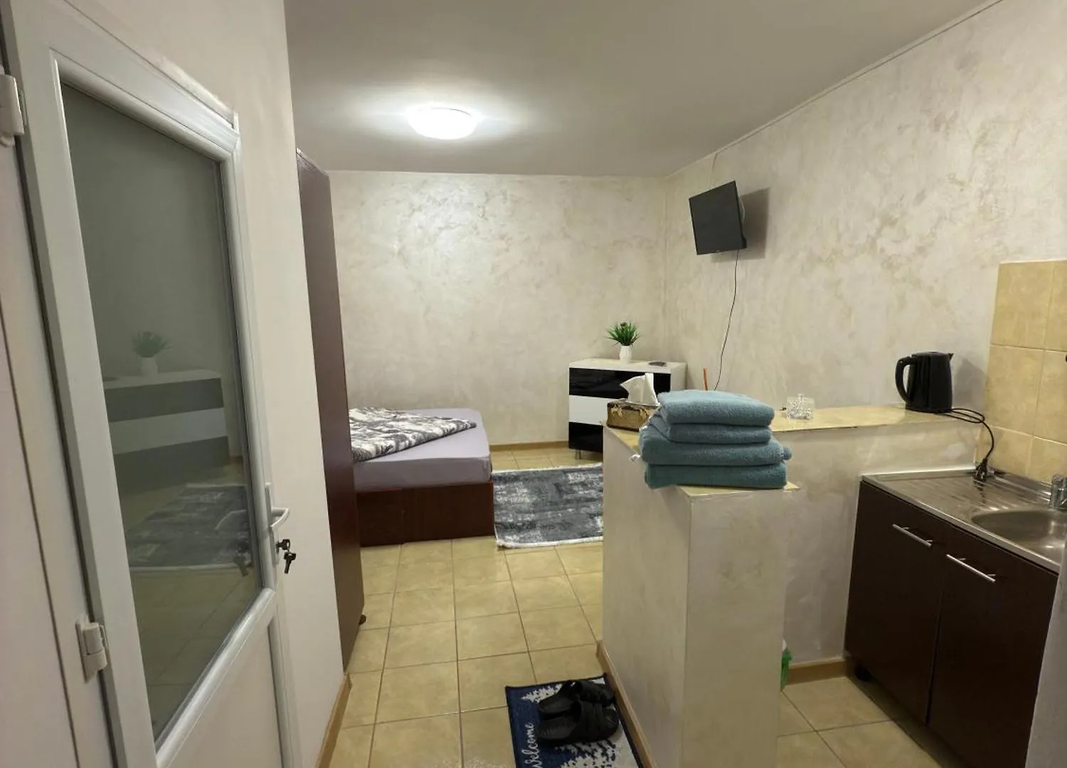 Home Efrem Bucureşti 0*,  România