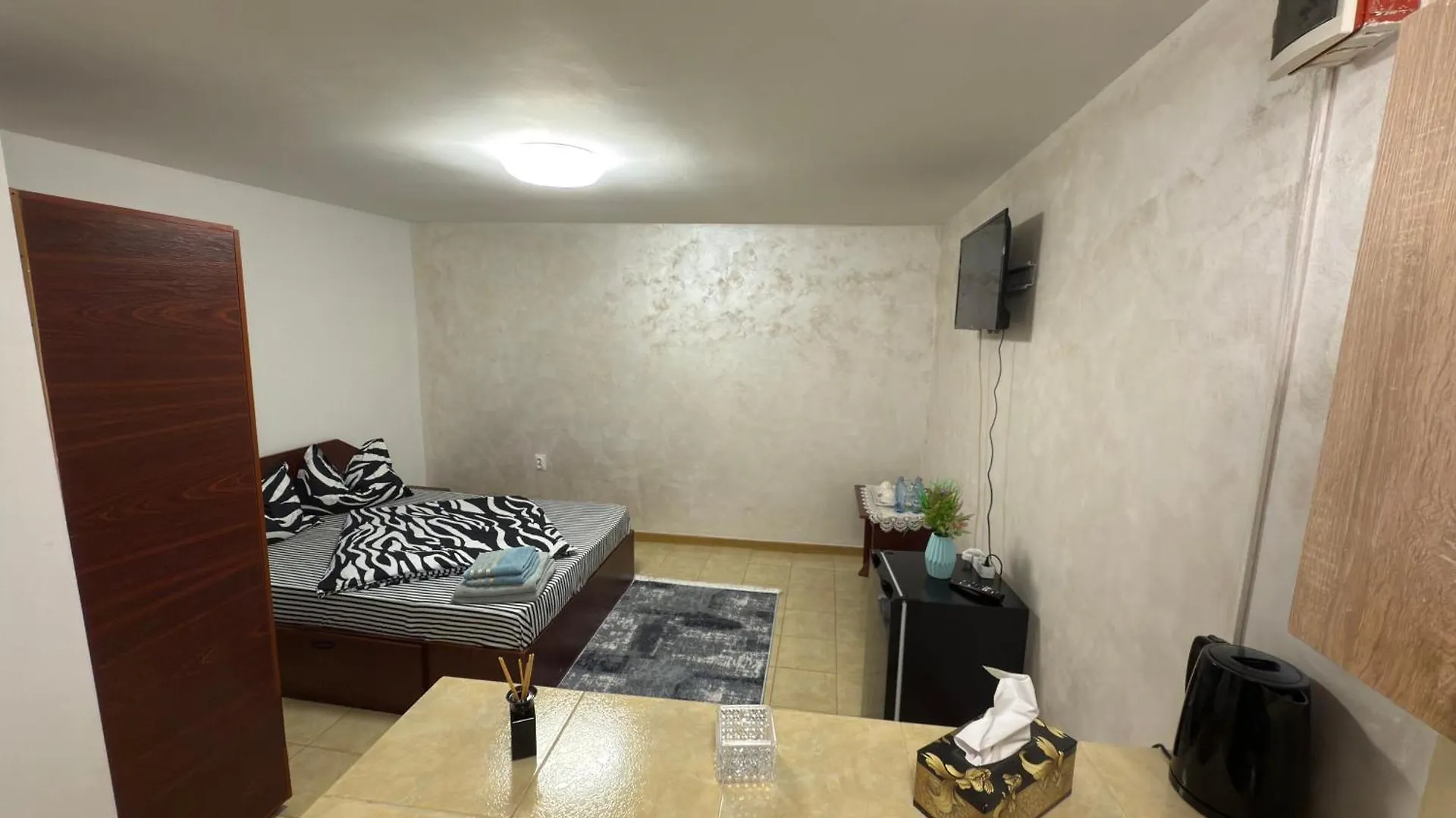 Home Efrem Bucarest 0*,